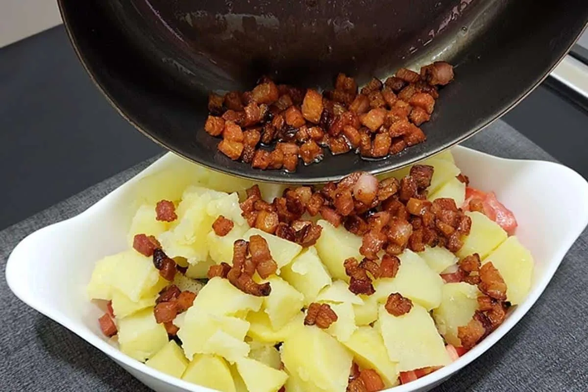 Salada de batata com bacon fica muito saborosa e combina com