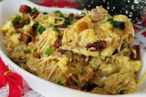 Salada de batatas com bacon cremosona, um acompanhamento per