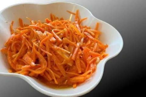 Salada de cenoura coreana com um tempero especial que fica m