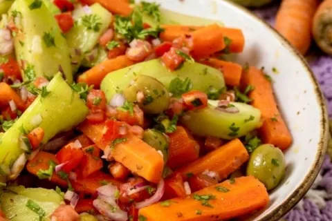 Salada de chuchu com cenoura deliciosa e muito bem temperada