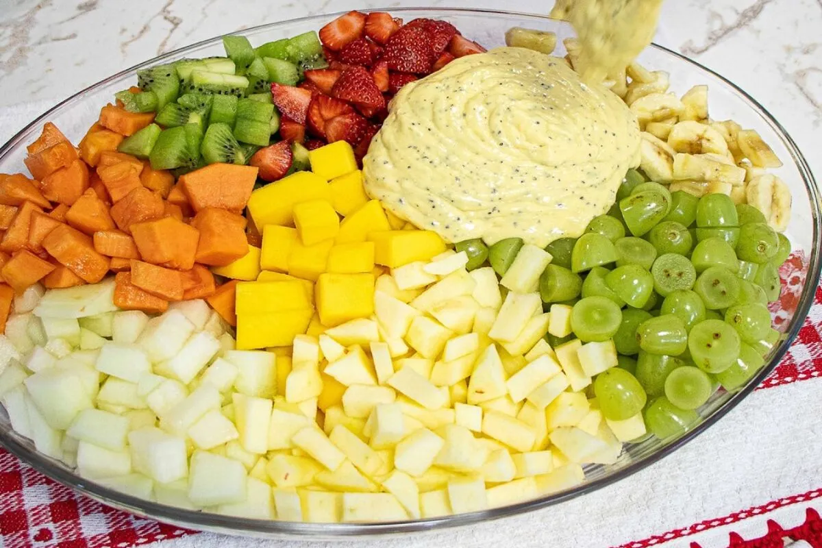 Salada de frutas com creme de maracujá feita em minutos sobr