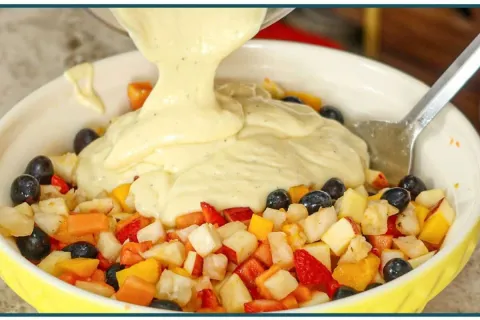 Salada de frutas com creme de maracujá: sobremesa refrescant