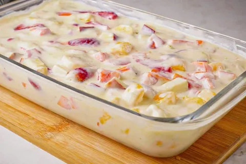 Salada de frutas com um toque cítrico, que não é enjoativa e