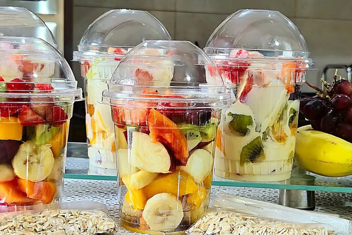 Salada de frutas cremosa refrescante e nutritiva para você c