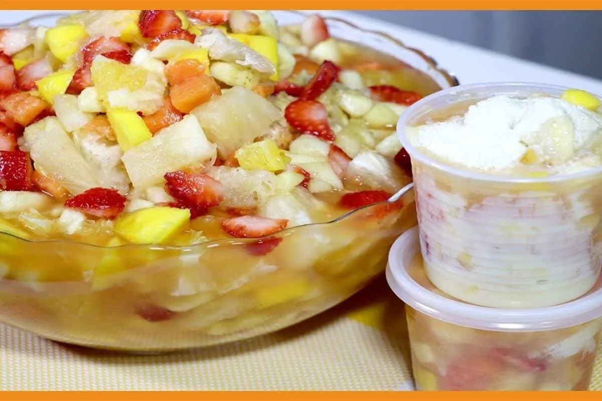 Salada de frutas para uma uma sobremesa leve e colorida, uma