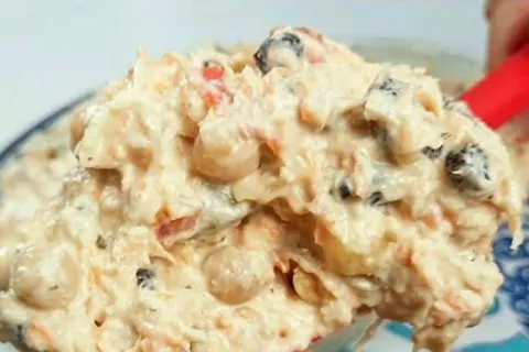 Salada de grão de bico com frango: uma opção nutritiva e del