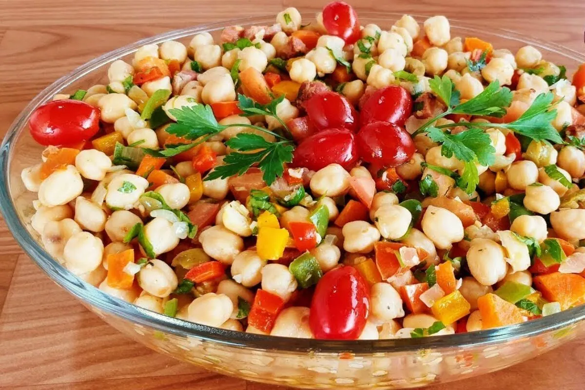 Salada de grão de bico refrescante e completa: aprenda o tem