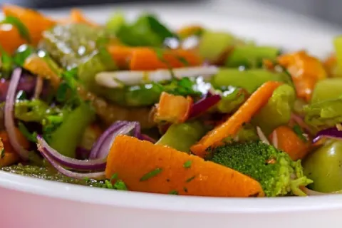Salada de legumes especial: uma opção colorida, deliciosa e 