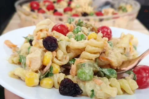 Salada de macarrão bem colorida e muito cremosa, para você s