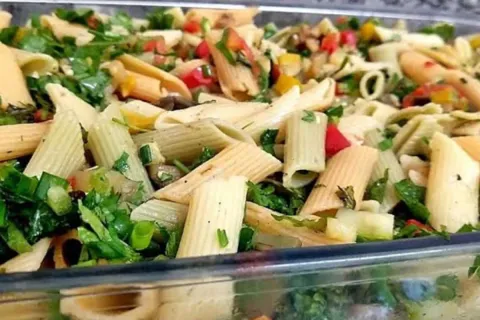 Salada de macarrão bem temperadinha e saborosa: veja o que f