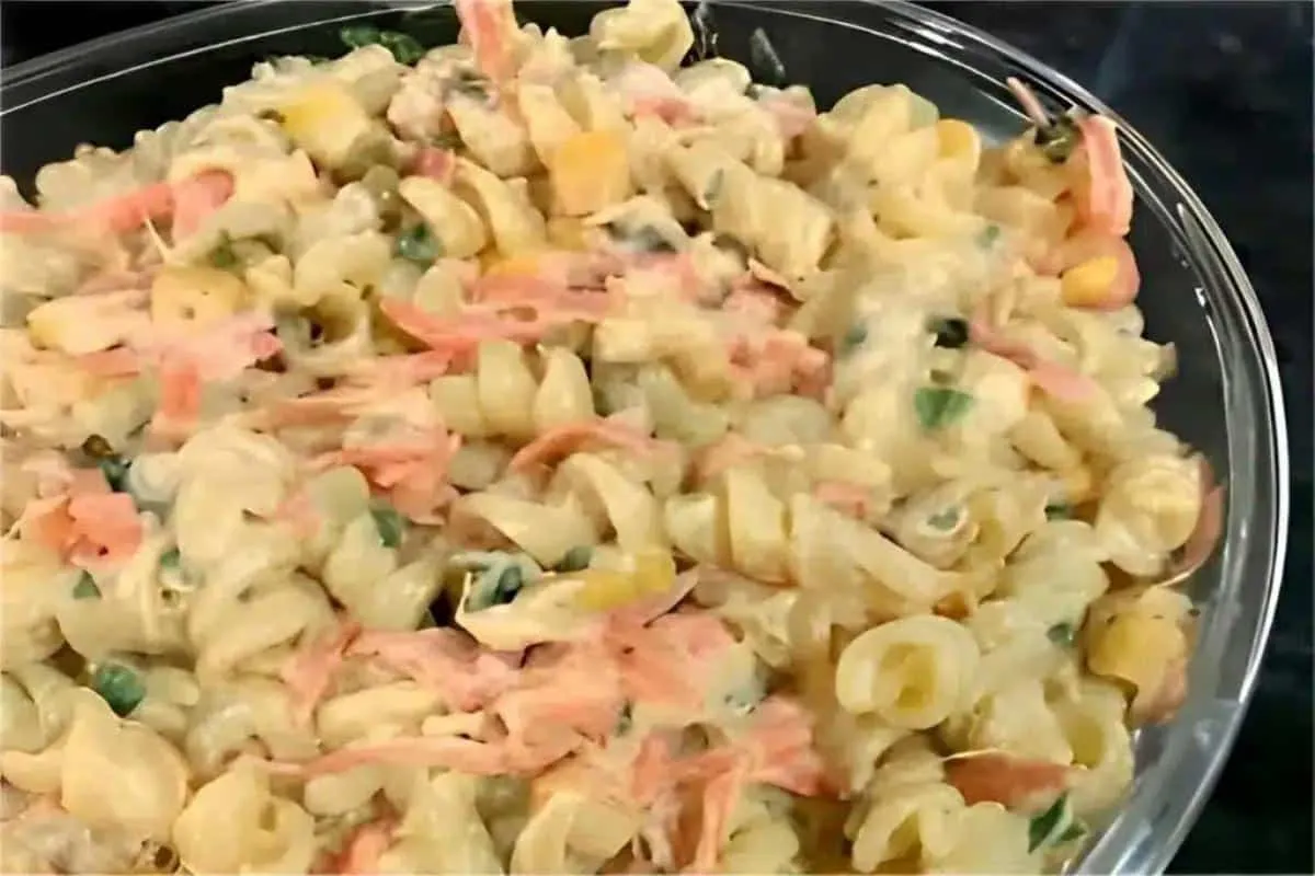 Salada de macarrão cremosa e completa: o acompanhamento perf