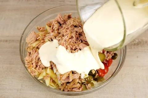 Salada de macarrão deliciosa e super fácil de preparar; você