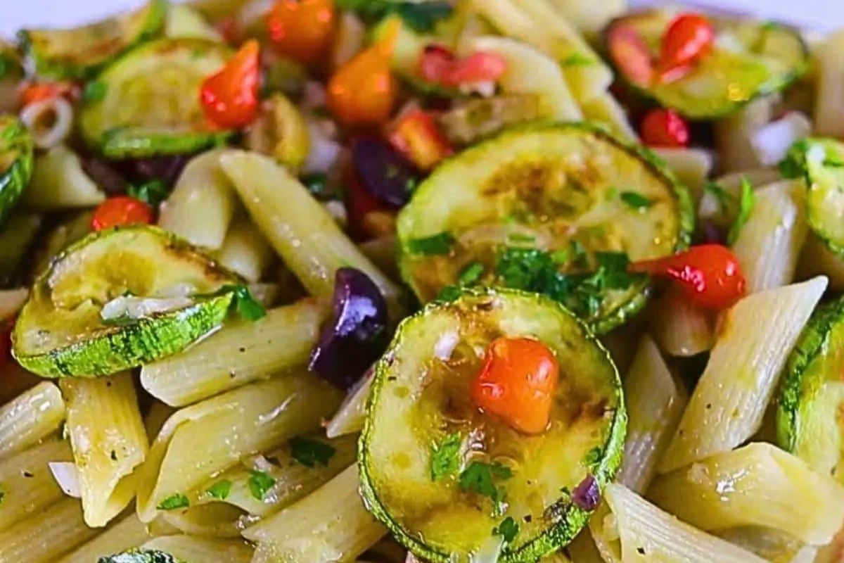Salada de macarrão diferente e muito saborosa que combina co