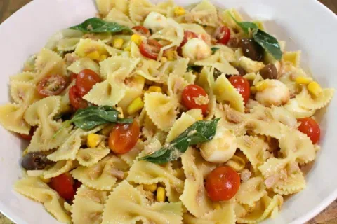 Salada de macarrão farfalle gravatinha com ingredientes leve