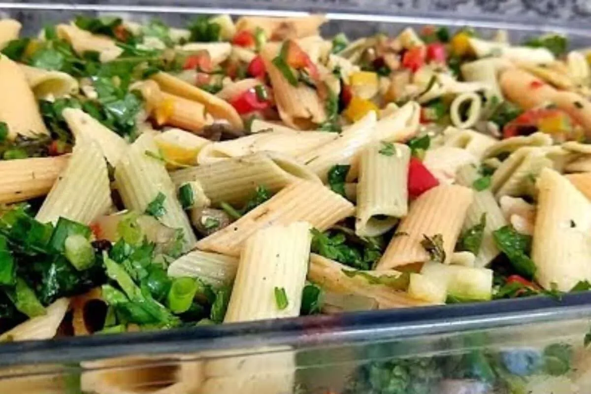 Salada de macarrão refrescante e colorida, o acompanhamento