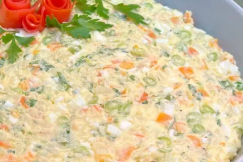 Salada de maionese clássica e bem temperada, o acompanhament