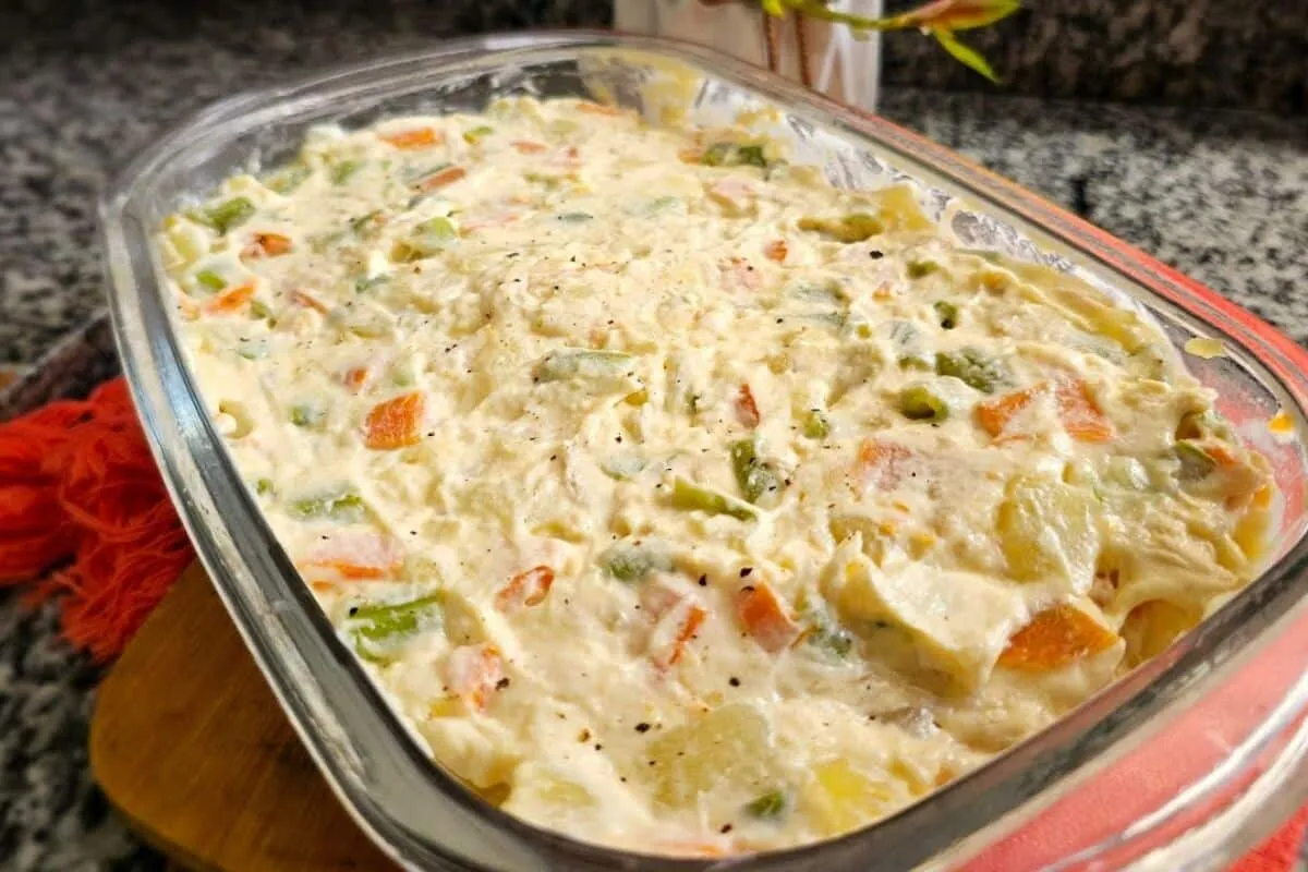 Salada de maionese com frango desfiado deliciosa para o acom