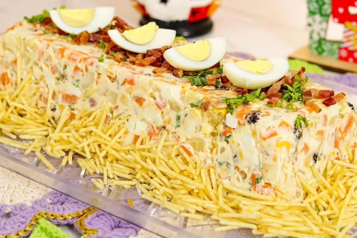 Salada de maionese enfeitada como essa todo mundo vai adorar