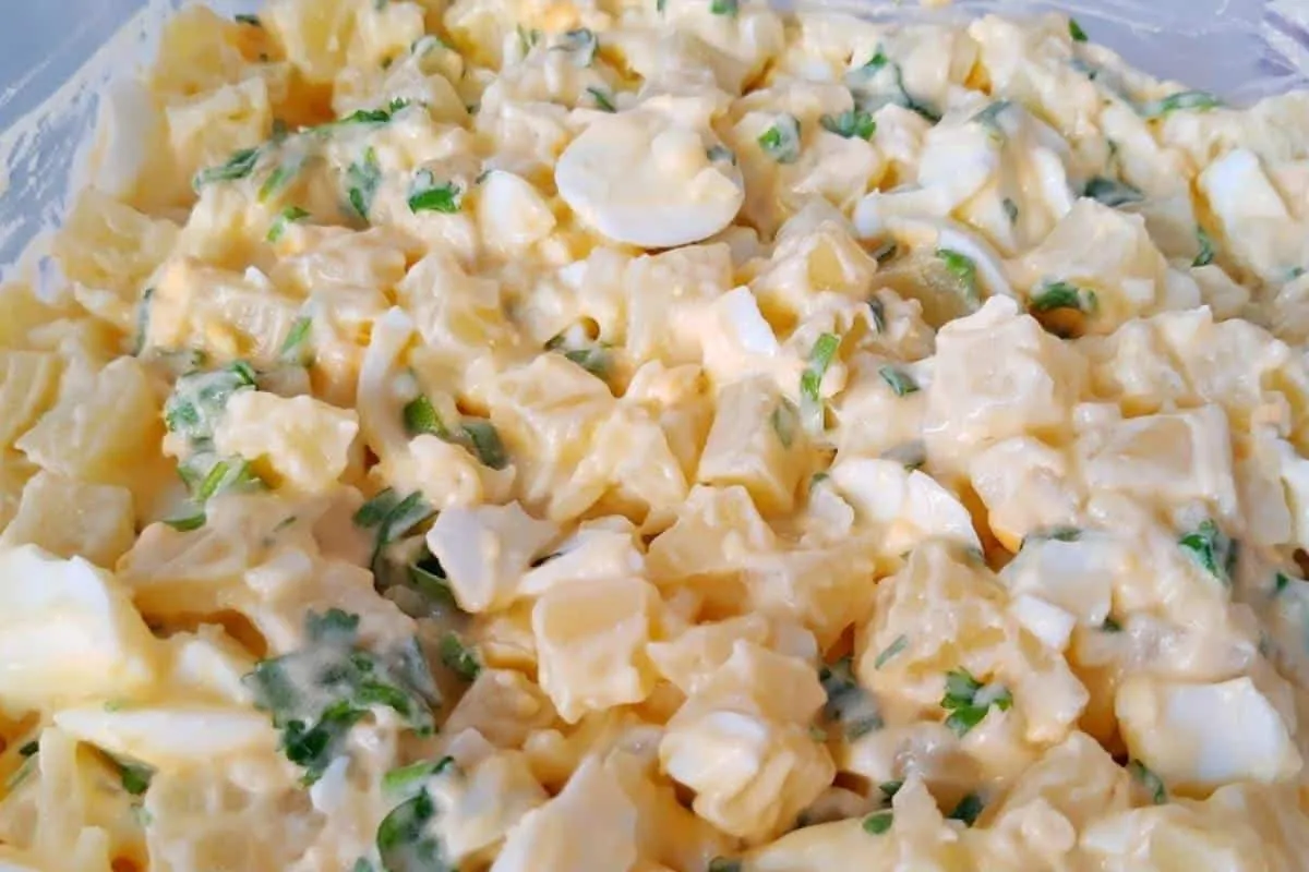 Salada de ovo com batata muito cremosa para acompanhar seu a