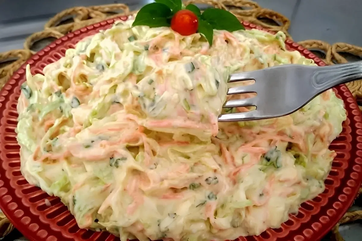 Salada de repolho americana fácil e deliciosa perfeita para