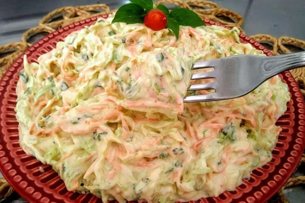 Salada de repolho cremosa para fazer no churrasco de final d