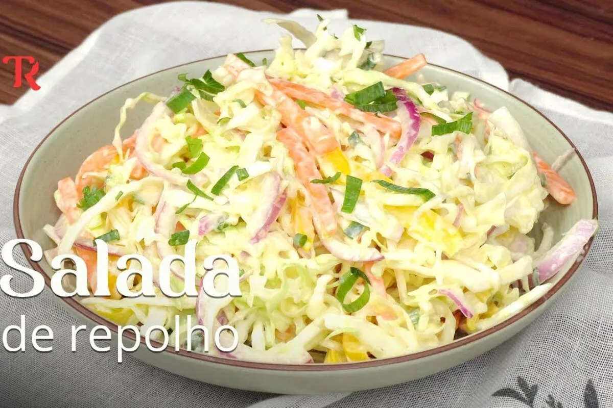 Salada de repolho cremosa, um acompanhamento delicioso e mui