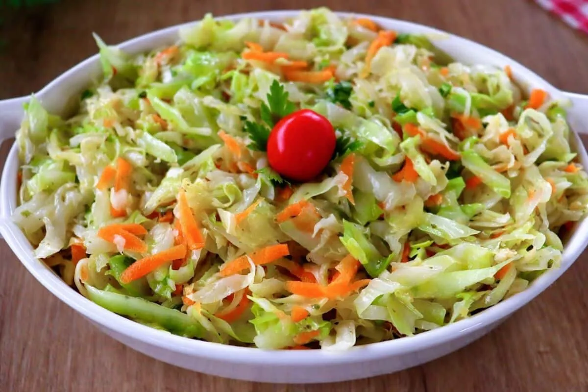 Salada de repolho diferente e muito saborosa,  para até quem