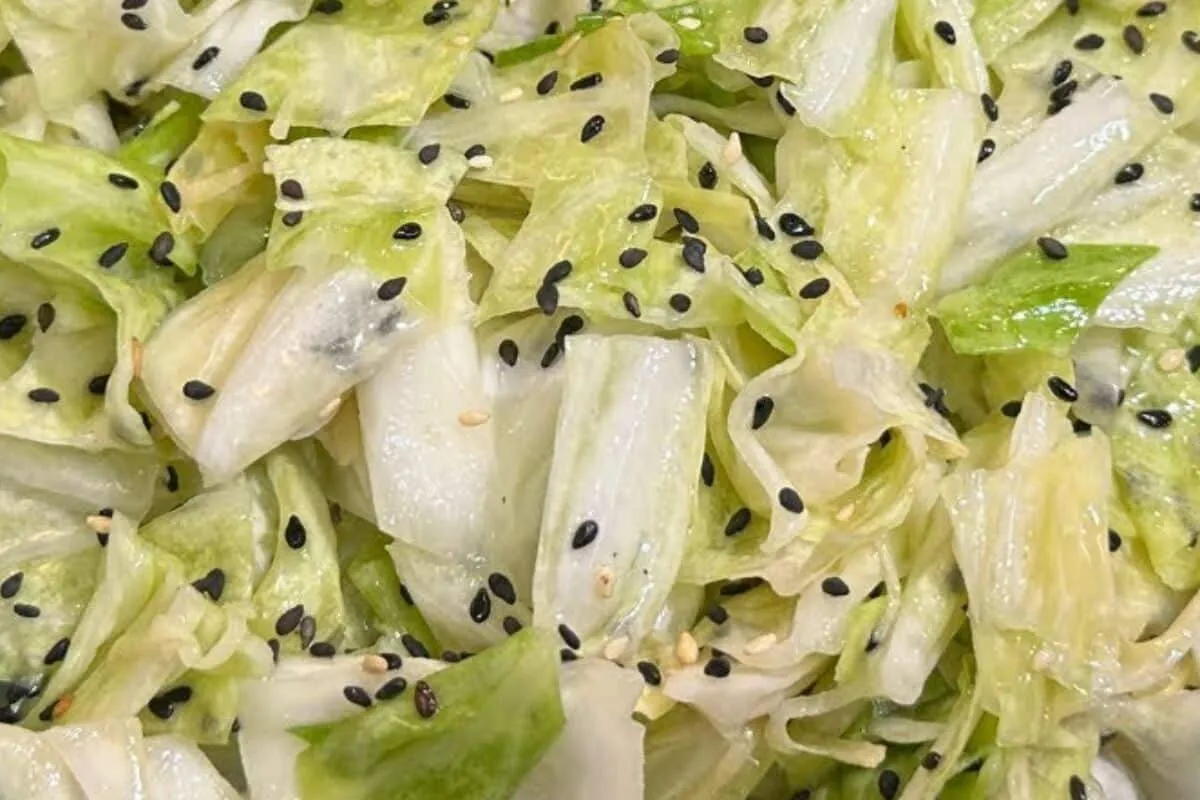 Salada de repolho oriental refrescante e diferente, para voc
