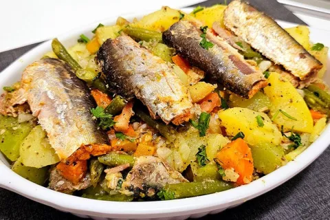 Salada de sardinha diferente e cheia de sabor para seu almoç