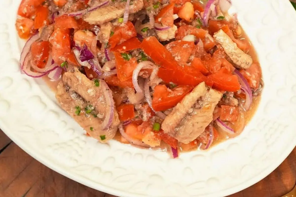 Salada de tomate com sardinha: frescor e simplicidade para o