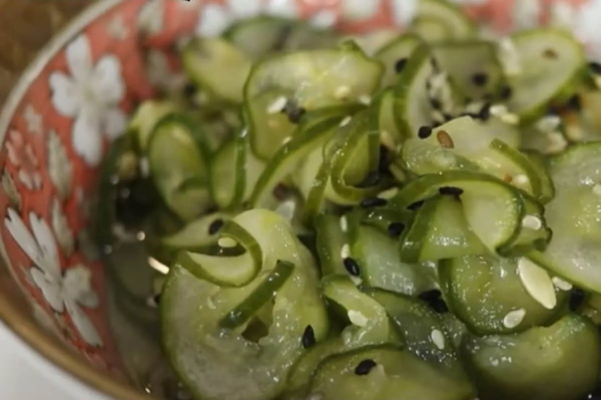 Salada japonesa de pepino com aquele toque agridoce maravilh