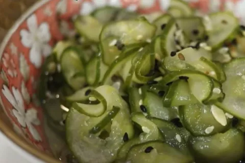 Salada japonesa de pepino com aquele toque agridoce maravilh