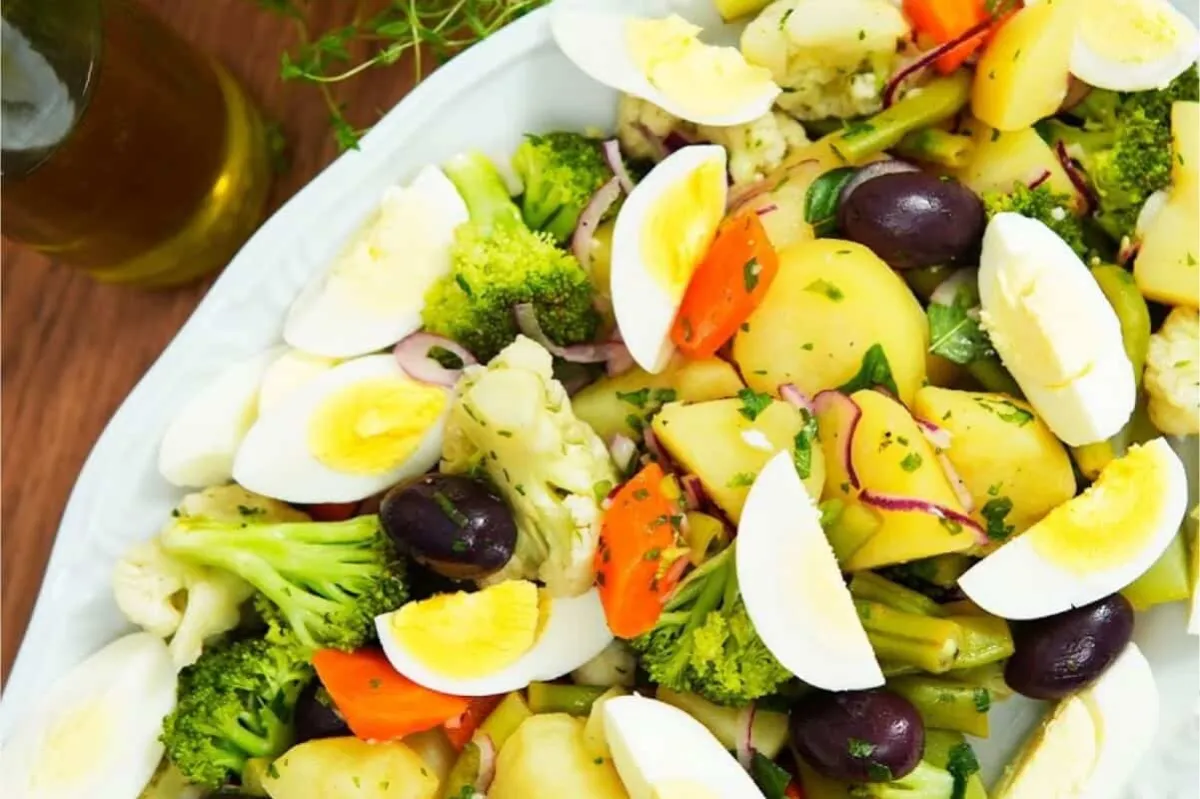 Salada mista leve e refrescante para acompanhar o almoço de