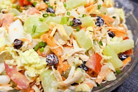 Salada natalina muito cremosa e refrescante para você servir