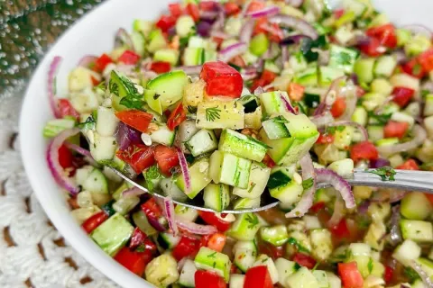 Salada refrescante e especial, combinando ingredientes leves