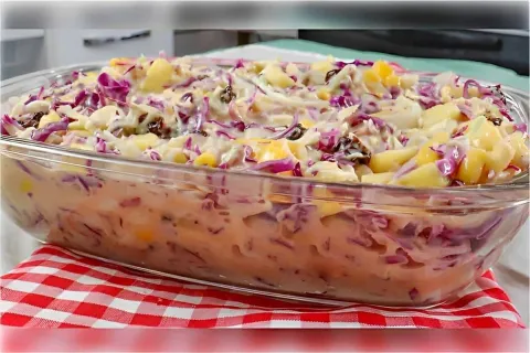 Salada tropical com repolho agridoce bem cremosa e refrescan
