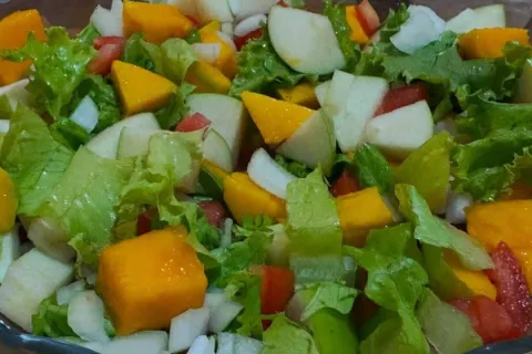 Salada tropical refrescante para os dias de calor, com ingre