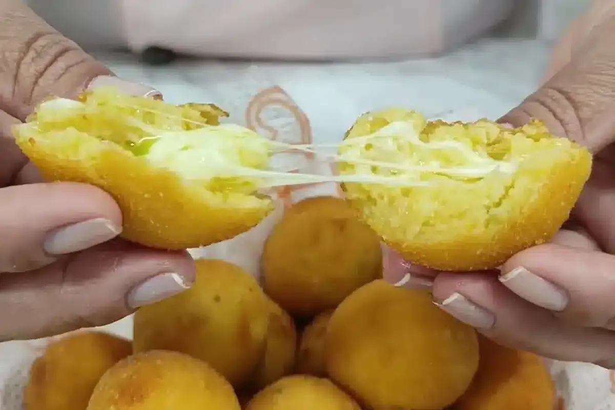 Salgadinho de milho com queijo bem derretido por dentro, que