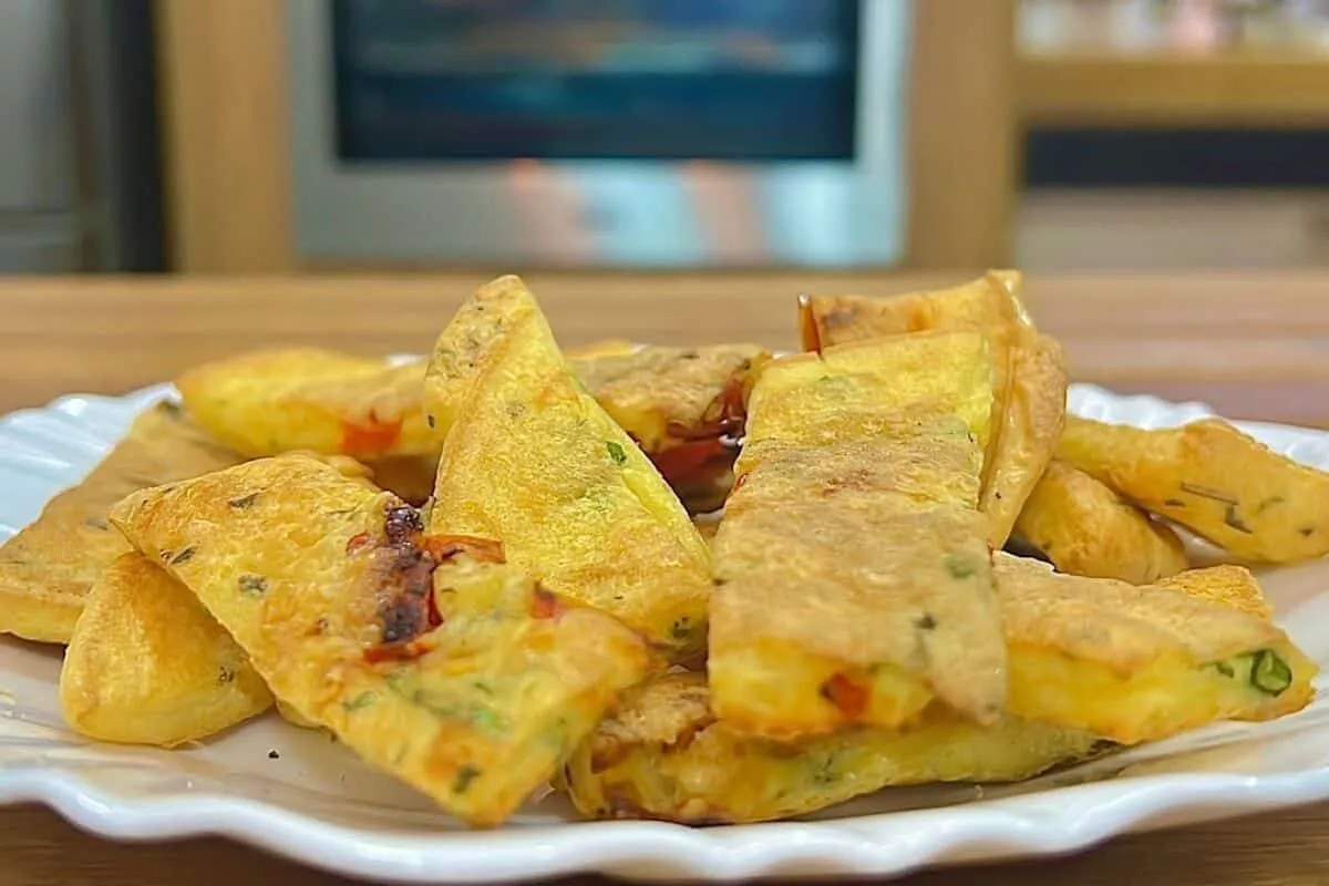 Salgadinho de omelete: crocante por fora e ótimo para servir