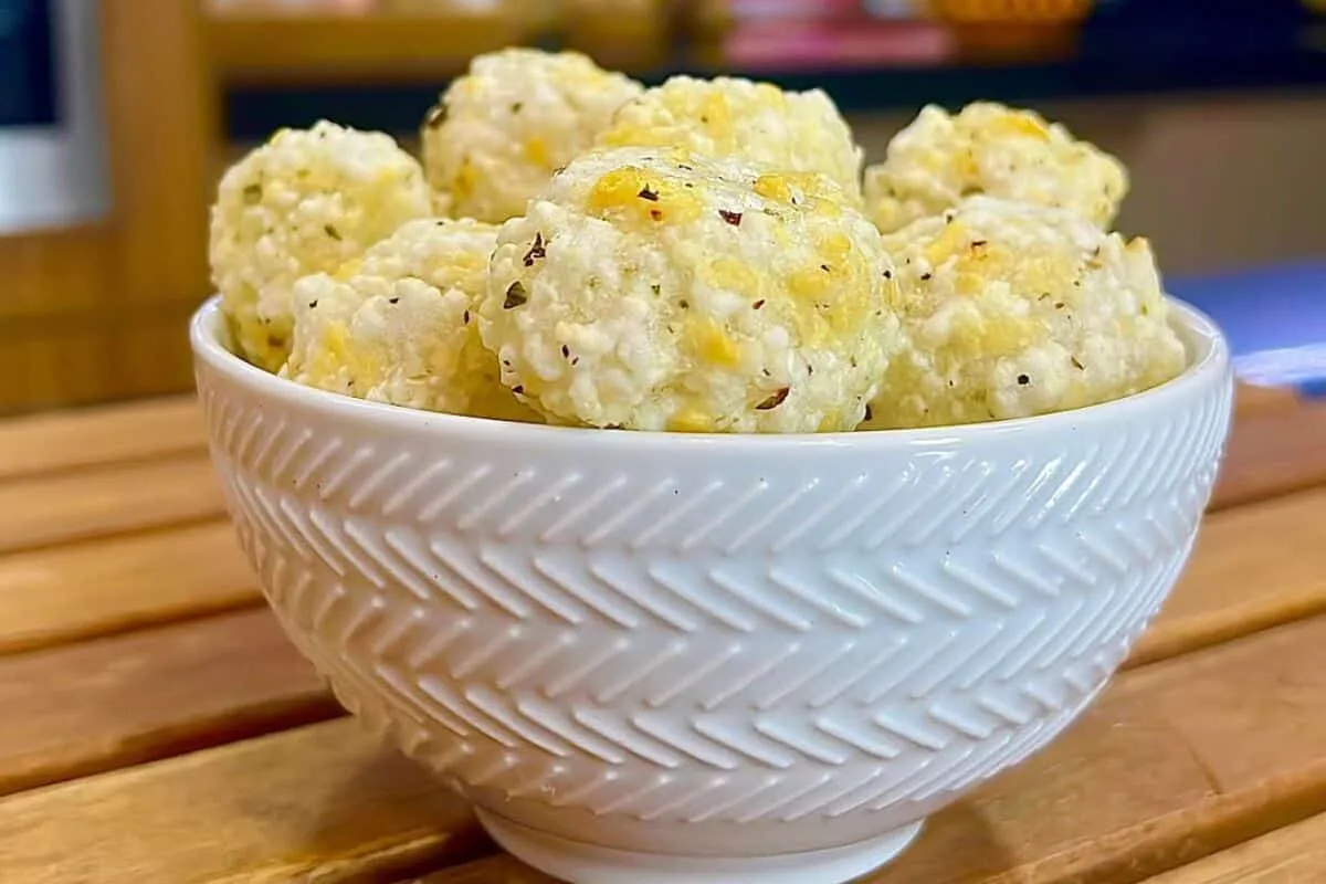 Salgadinho de tapioca sem glúten feito com 4 ingredientes fá