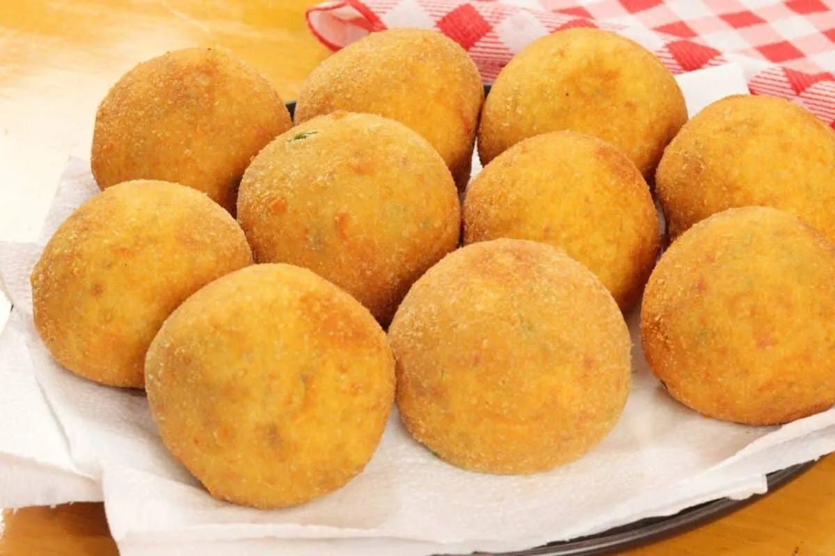 Salgado de arroz amanhecido com queijo derretido, um bolinho