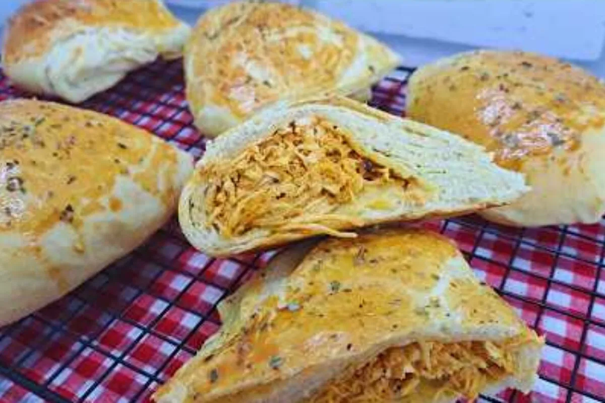 Salgado de frango semi folhado com massa leve e recheio bem temperado