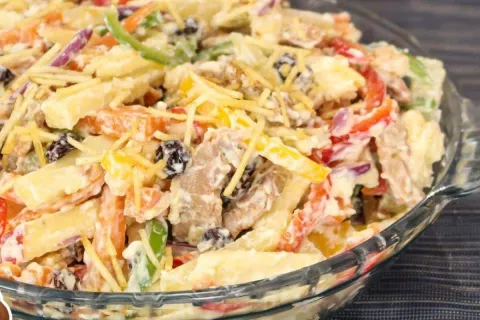 Salpicão cremoso com frango desfiado bem temperado e crocant