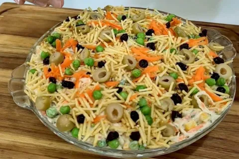 Salpicão de frango bem cremoso e tradicional, para acompanha