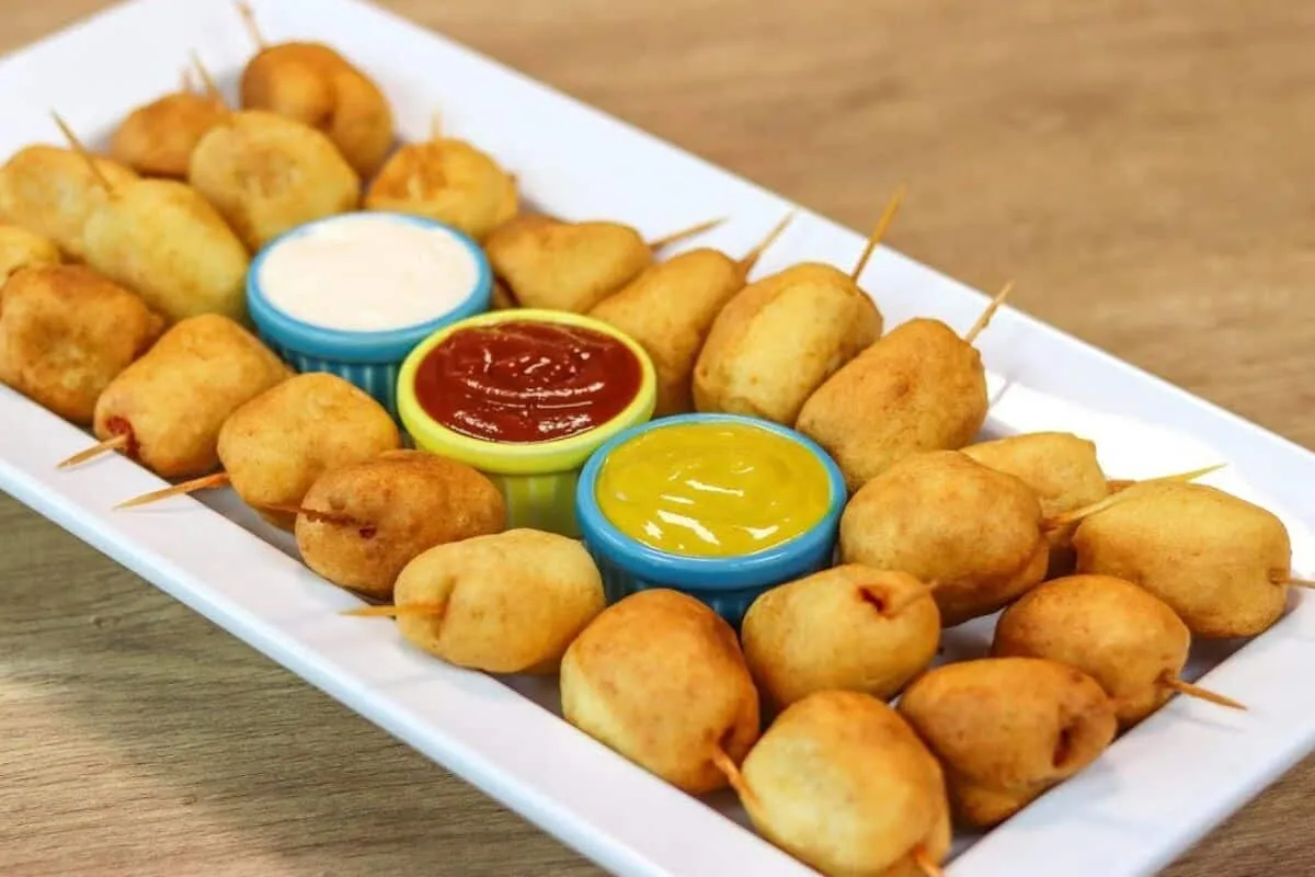 Salsicha empanada no palito com uma massa bem crocante por f
