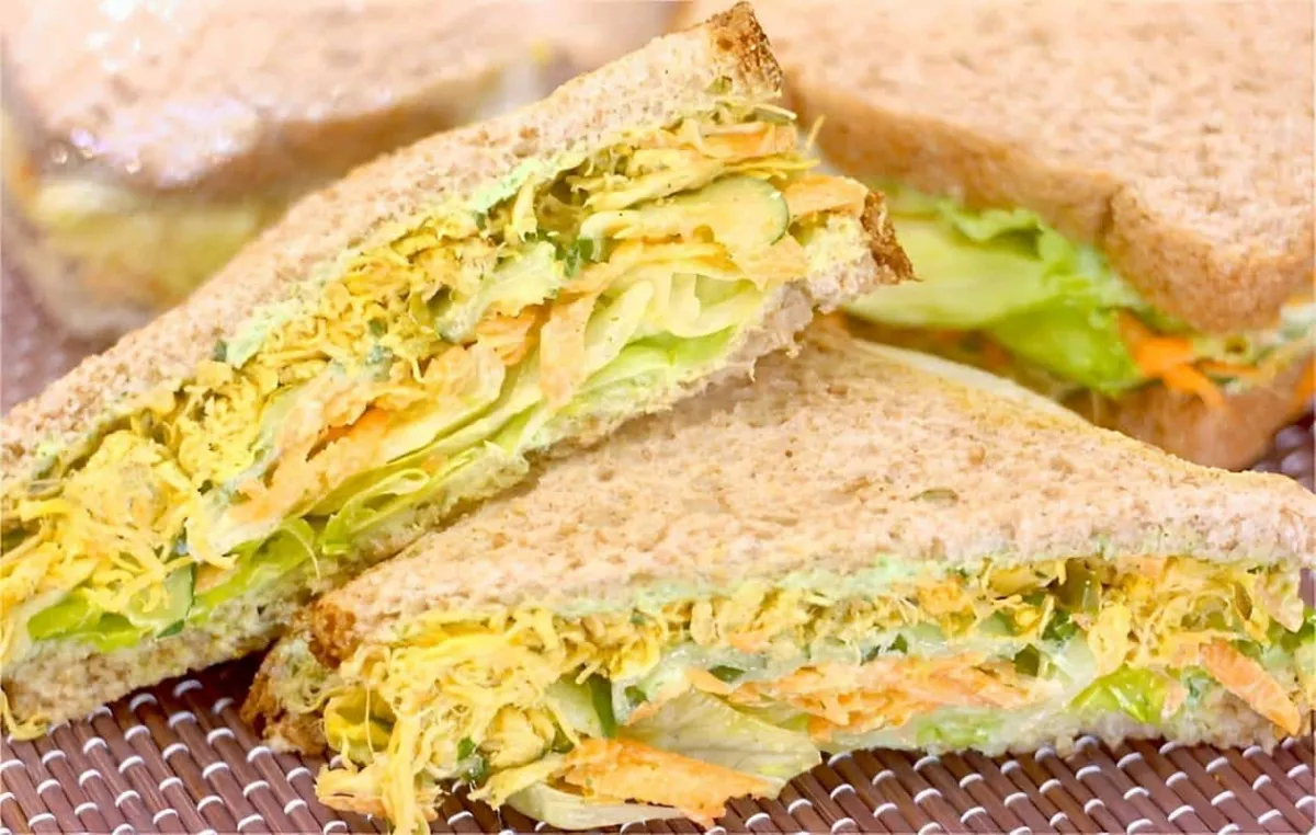 Sanduíche natural de frango um lanche nutritivo delicioso e