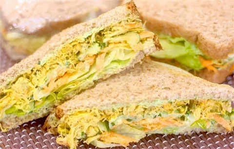 Sanduíche natural de frango um lanche nutritivo delicioso e 