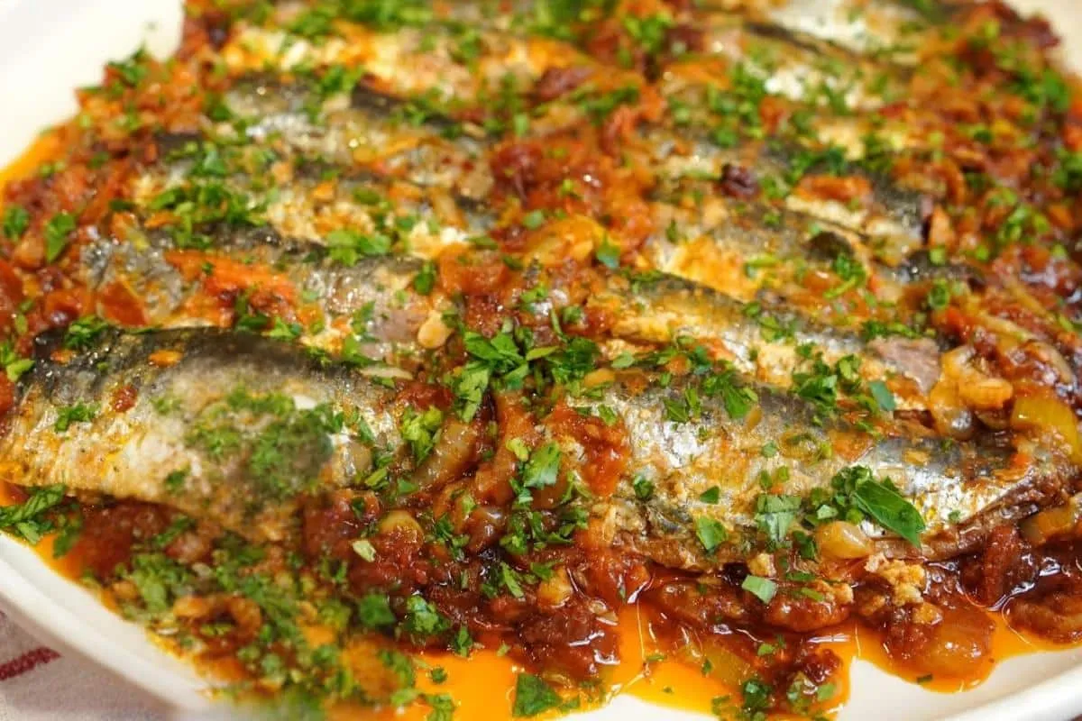 Sardinha na panela de pressão: fácil e saborosa que não desm