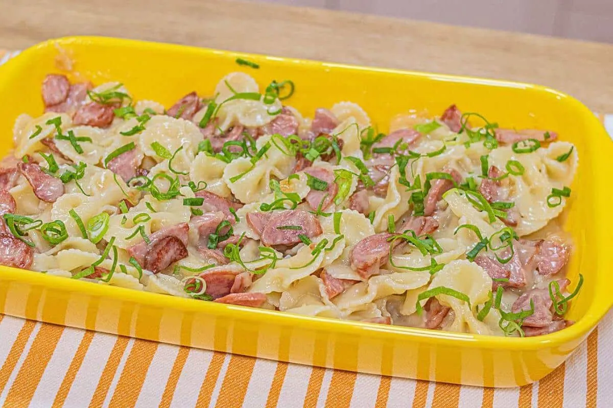 Se você está sem tempo faça esse macarrão com calabresa rápi