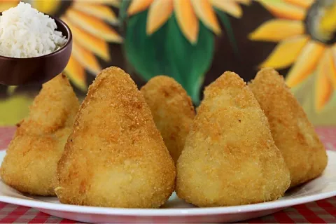 Se você tem arroz que sobrou de ontem já pode fazer coxinha 